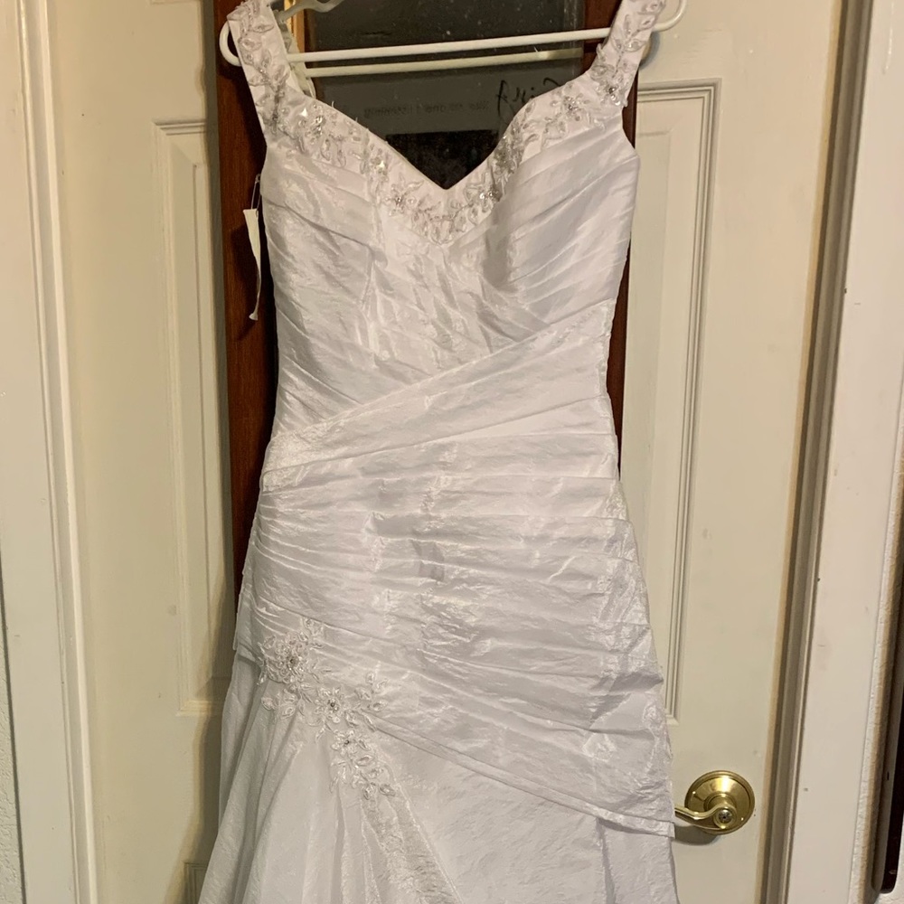 Absolutely beautiful wedding dress